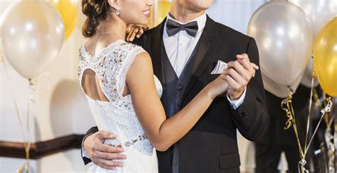 How to Slow Dance at Prom: A Blend of Grace and Casual Elegance